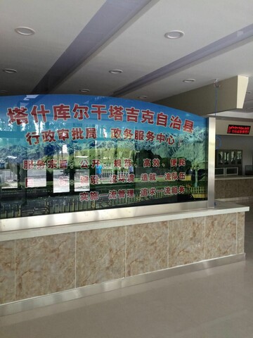 新疆自治區(qū)塔縣政務(wù)服務(wù)中心叫號(hào)系統(tǒng)、信息發(fā)布系統(tǒng)由米可提供1.jpg